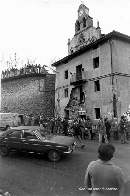 Pradera organiza el tráfico ante la destruida fachada del Bar Aldana.